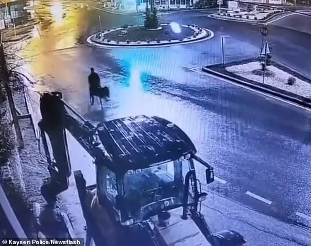 Bizarre Theft in Kayseri: Man Uses Forklift and Donkey to Loot Jewelry Shop