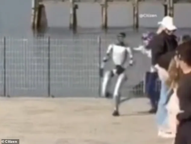 Unitree G1 Robot Engages in Play with Children at Brooklyn Bridge Park