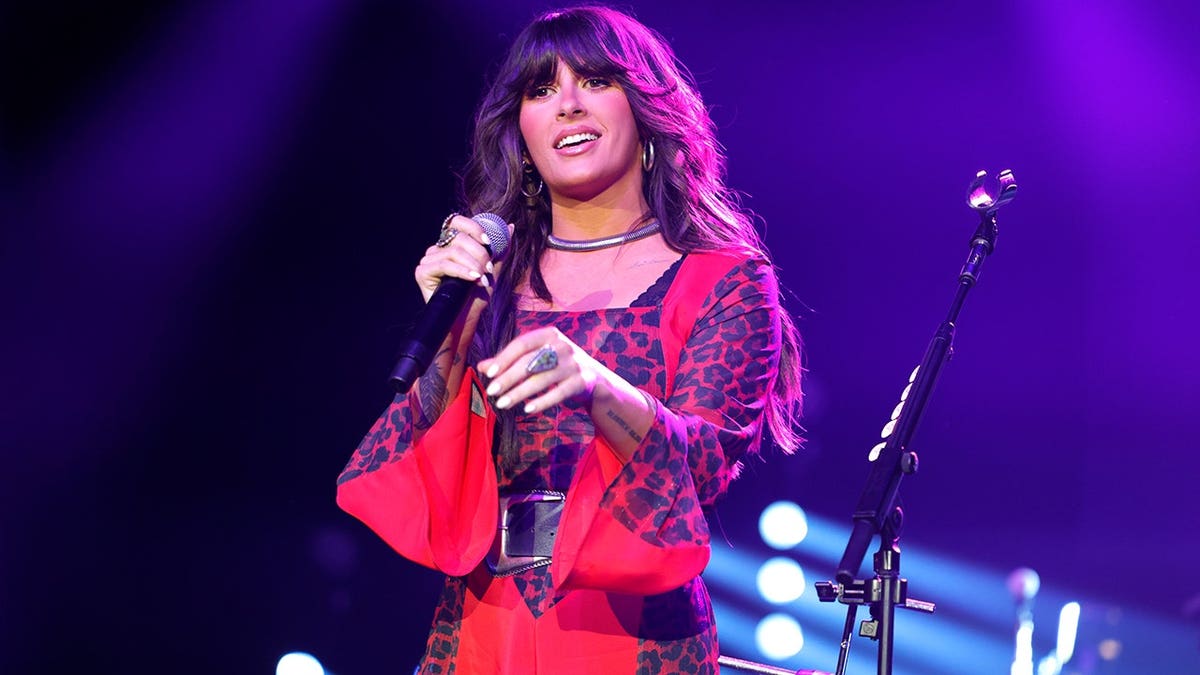 Ella Langley admits to forgetting lyrics while opening for Morgan Wallen.