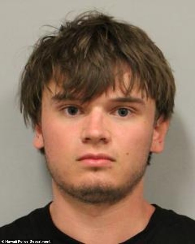 Kansas man arrested after stabbing boat captain with fish knife in Hawaii